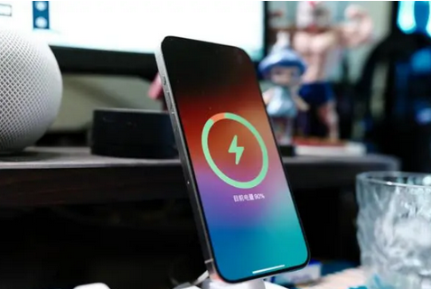 邓州苹果15换屏服务分享用什么充电器给iPhone15充电更好 